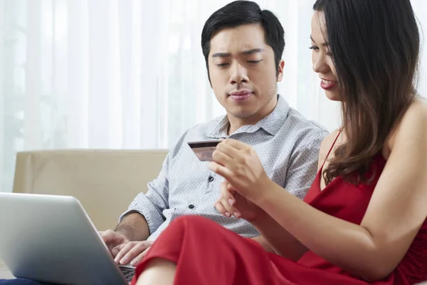 Jovem Casal Vietnamita Entrando Informações Cartão Crédito Quando Compras Line — Fotografia de Stock