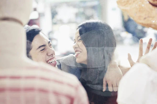 Rindo Cara Alegre Jovem Casal Vitrine Loja Moda Boutique — Fotografia de Stock