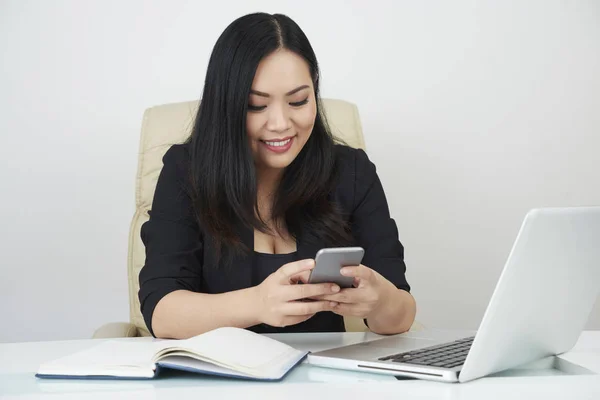 Joven Mujer Negocios Sentada Escritorio Oficina Delante Computadora Portátil Escribiendo — Foto de Stock