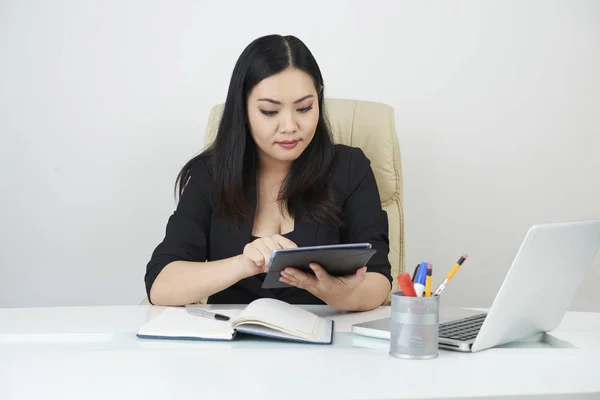 Empresária Séria Sentada Mesa Com Laptop Notebook Digitando Tablet Digital — Fotografia de Stock