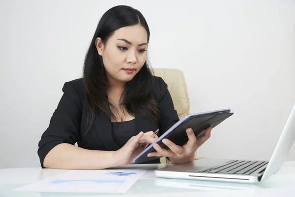 自信的女性领导者在办公室的数字平板电脑上举行在线商务会议 — 图库照片