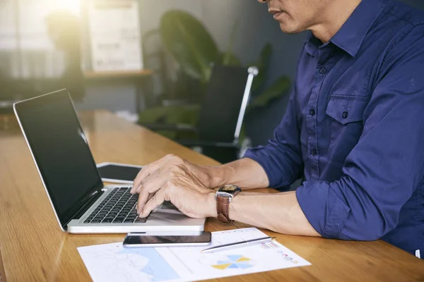 Mogen Affärsman Sitter Styrelserum Skriva Laptop Och Förbereda Sin Rapport — Stockfoto