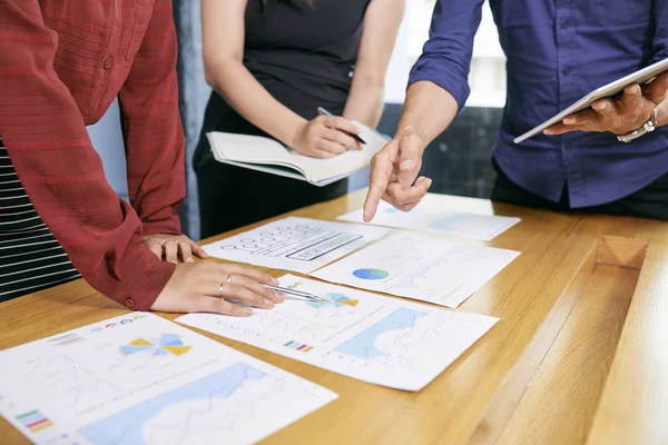 Equipo Negocios Pie Junto Mesa Con Documentos Que Analizan Gráficos — Foto de Stock