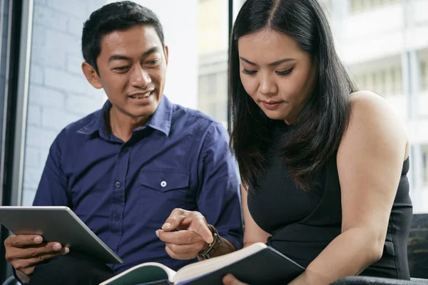 Mogen Affärsman Sitter Med Tablet Leende Och Pekar Notebook Medan — Stockfoto