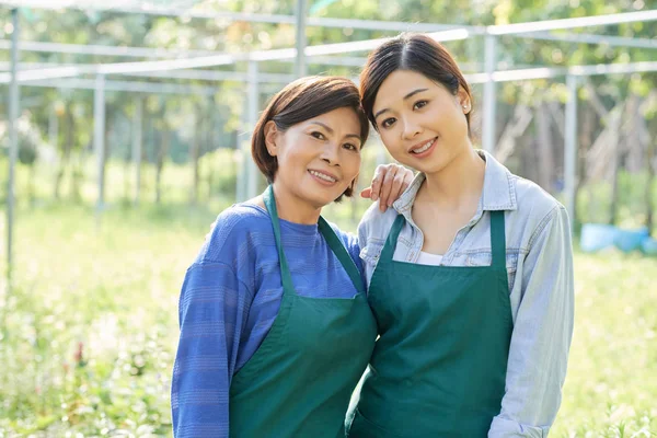 Portrait Femme Âgée Vietnamienne Joyeuse Petite Fille Dans Des Tabliers — Photo