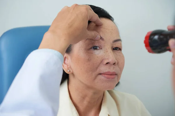 Consultazione Della Donna Anziana Con Medico Sulla Sua Vista Mentre — Foto Stock