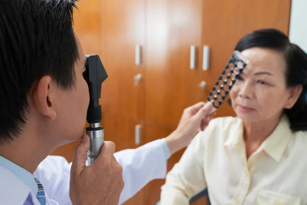 Optometrista Masculino Revisando Vista Paciente Eligiendo Lente Para Ella Clínica —  Fotos de Stock