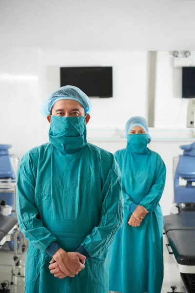 Portrait Asian Confident Surgeon Standing Surgical Gown Operating Room Together — Stock Photo, Image