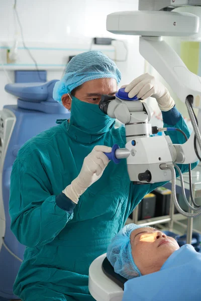 Vrouwelijke Patiënt Liggend Onder Chirurgische Microscoop Terwijl Chirurg Het Doen — Stockfoto