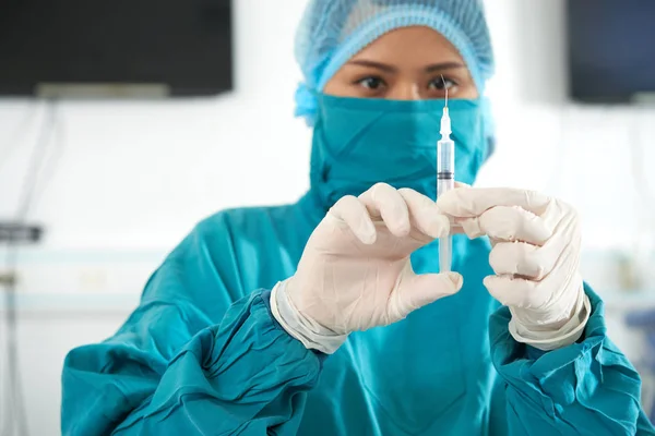 Doctor Nurse Wearing Grown Uniform Mask Gloves Holding Syringe Injection — Stock Photo, Image