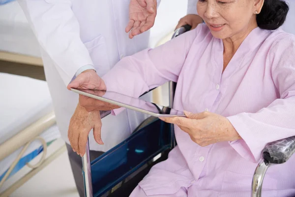 Senior Kvinna Sitter Stolen Och Tittar Digital Tablett Medan Läkare — Stockfoto