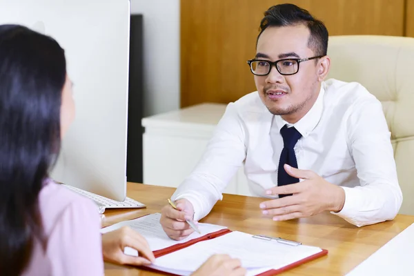 Vietnamesischer Immobilienmakler Zeigt Kundin Vertrag Und Erklärt Jedes Detail — Stockfoto