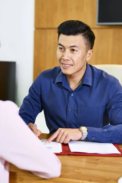 Empresário Sorridente Discutindo Detalhes Contrato Com Parceiro Negócios Feminino — Fotografia de Stock