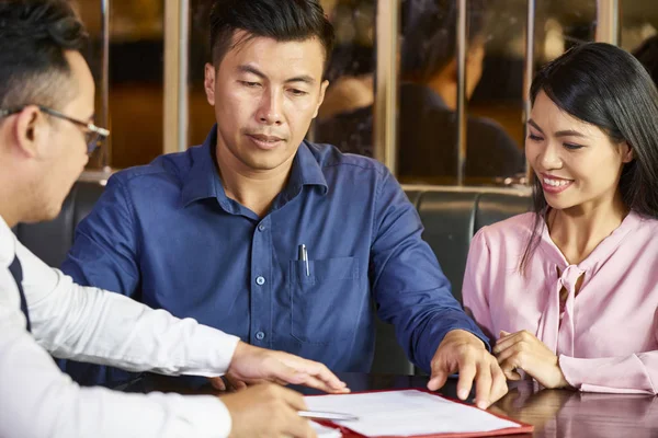 Finanzberater Erklärt Lächelndem Asiatischen Paar Bei Treffen Details Des Dokuments — Stockfoto