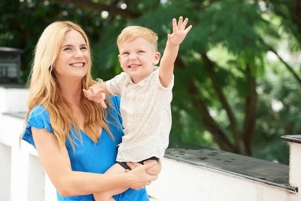 Vrolijke Moeder Zoon Brengen Tijd Samen Buiten Door — Stockfoto