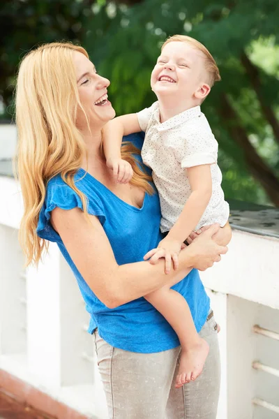 Śmiejąc Się Całkiem Blond Kobieta Trzyma Jej Wesoły Syn — Zdjęcie stockowe