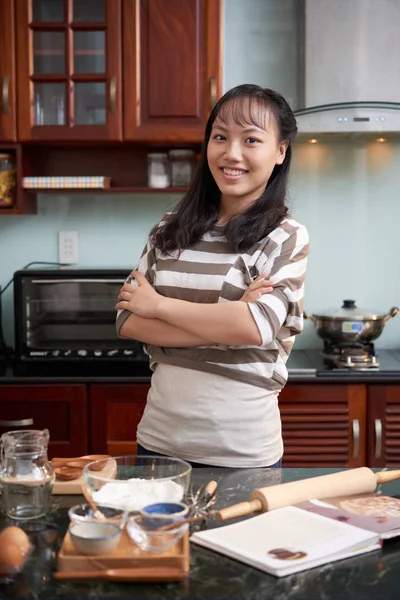 Retrato Bastante Joven Vietnamita Confiado Adolescente Pie Cocina Mirando Cámara —  Fotos de Stock
