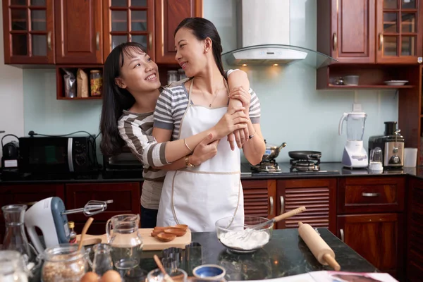 Feliz Adolescente Abrazando Madre Por Detrás Cuando Están Cocinando Cocina —  Fotos de Stock