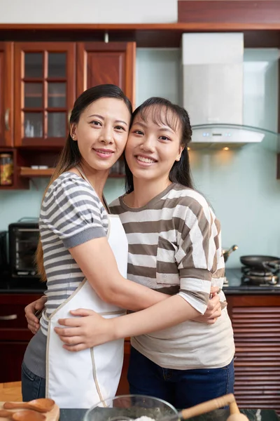 Sonriente Mujer Vietnamita Mediana Edad Delantal Abrazando Hija Adolescente Que —  Fotos de Stock