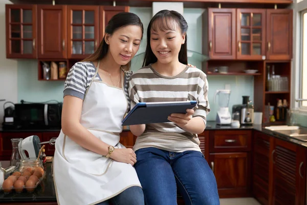 Sorrindo Mãe Vietnamita Filha Lendo Receita Novo Prato Computador Tablet — Fotografia de Stock