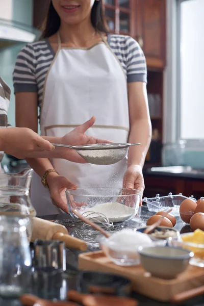 Руки Матери Дочери Подростка Просеивают Муку Приготовлении Теста Печенья Кухне — стоковое фото