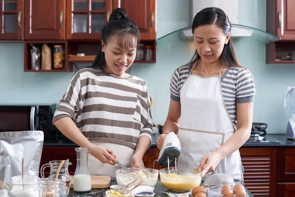 Mother Using Electric Mixer Her Daughter Using Whisk Beating Eggs — Stock Photo, Image