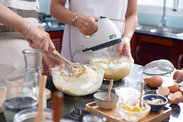 Handen Van Huisvrouwen Mengen Van Deeg Ingrediënt Kommen Met Elektrische — Stockfoto