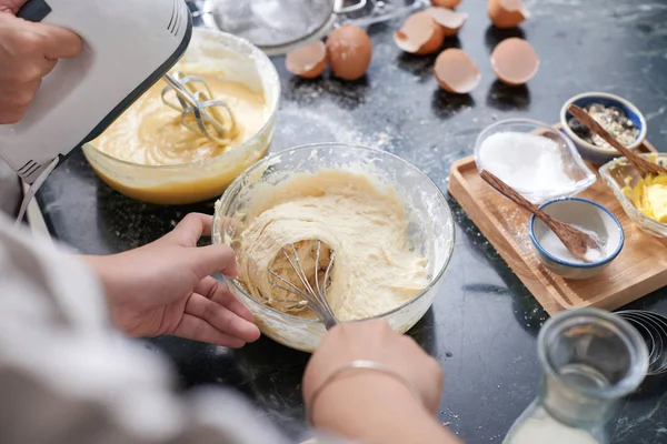 Handen Van Vrouw Mengen Vloeibaar Deeg Voor Taart Met Garde — Stockfoto