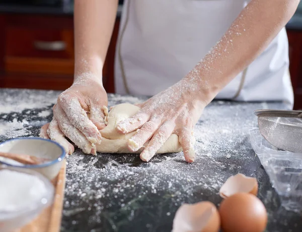 Mutfak Masasında Pasta Hamuru Yoğuran Kadın Eller — Stok fotoğraf