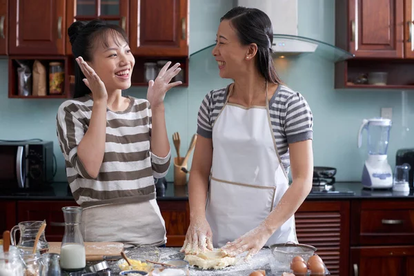 Teenage Vietnamese Girl Telling Story Actively Gesturing Her Mother Kneading — Stock Photo, Image