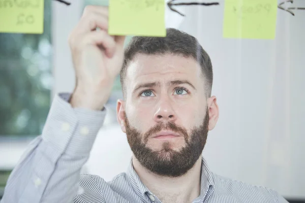 Jonge Bebaarde Zakenman Schrijft Een Herinnering Aan Een Belangrijke Ontmoeting — Stockfoto