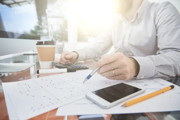 Primo Piano Del Lavoratore Ufficio Che Indica Documento Con Grafici — Foto Stock