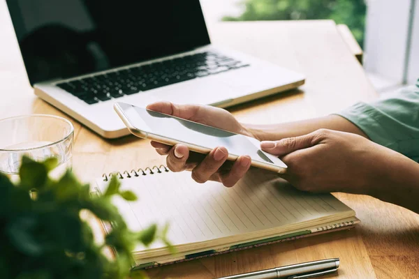 Kvinna Som Använder Touch Identifiering För Att Låsa Upp Smartphone — Stockfoto