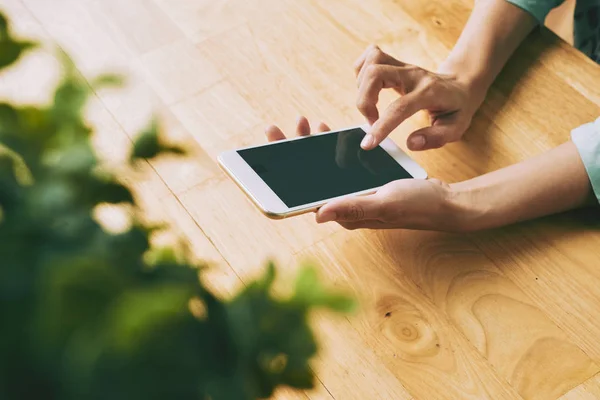 Mains Personne Lisant Des Messages Texte Sur Téléphone Mobile — Photo