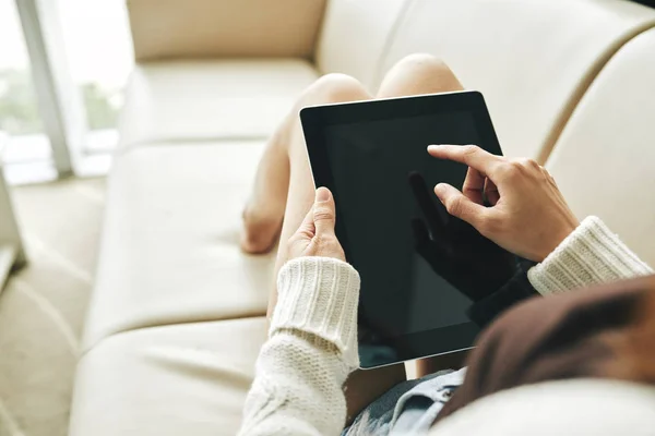 自宅でソファに座って デジタルタブレット上のアプリケーションを使用している女性 — ストック写真