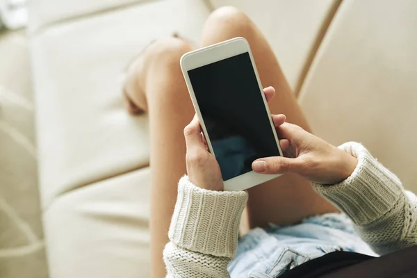 Mujer Joven Disfrutando Tumbada Sofá Enviando Mensajes Texto Amigos Comprobando —  Fotos de Stock