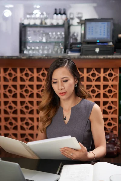 Όμορφη Ασιατική Επιχειρηματίας Ανάγνωση Μενού Στο Εστιατόριο — Φωτογραφία Αρχείου