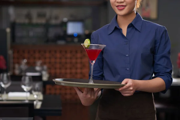 Bijgesneden Beeld Van Serveerster Holding Tray Met Cocktail Het — Stockfoto