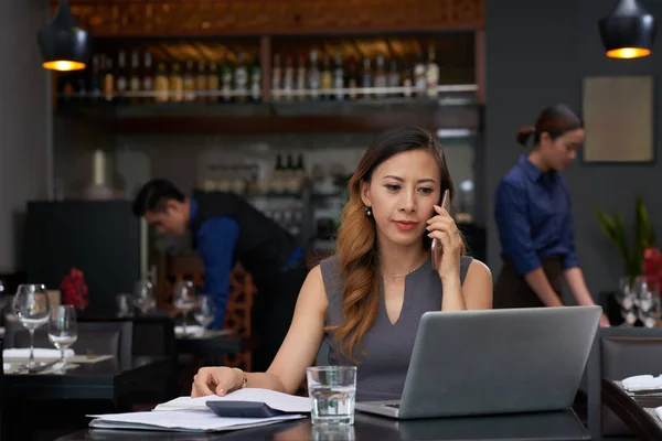 Lächelnde Elegante Geschäftsfrau Telefoniert Und Liest Mails Auf Dem Laptop — Stockfoto