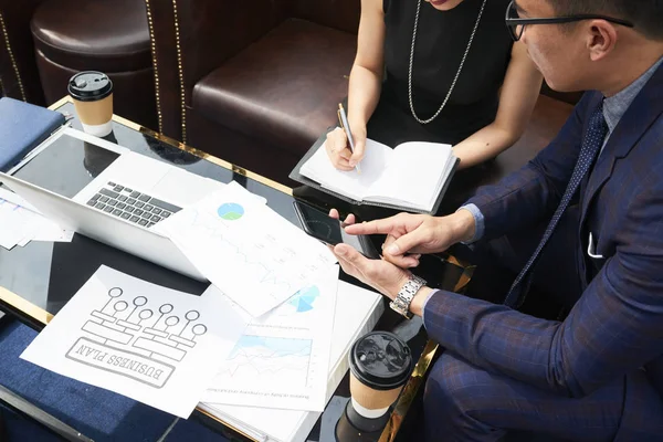 Close Businessman Pointing Mobile Phone While Businesswoman Making Notes Her — Stock Photo, Image