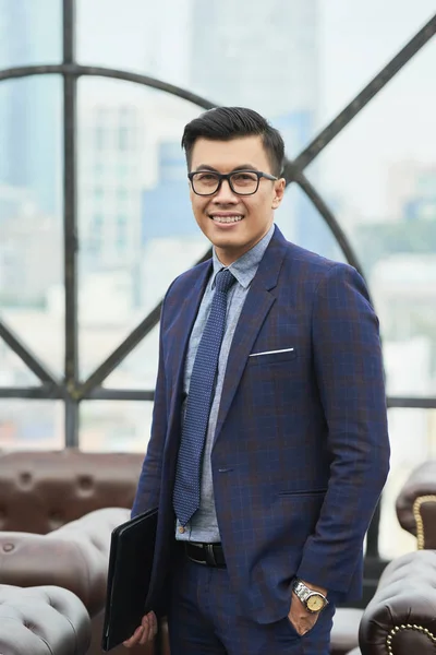 Retrato Empresário Confiante Asiático Terno Com Pasta Preta Sorrindo Para — Fotografia de Stock