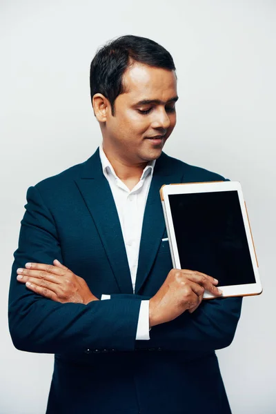 Indian Businessman Suit Standing Arms Crossed Holding Digital Tablet Black — Stock Photo, Image