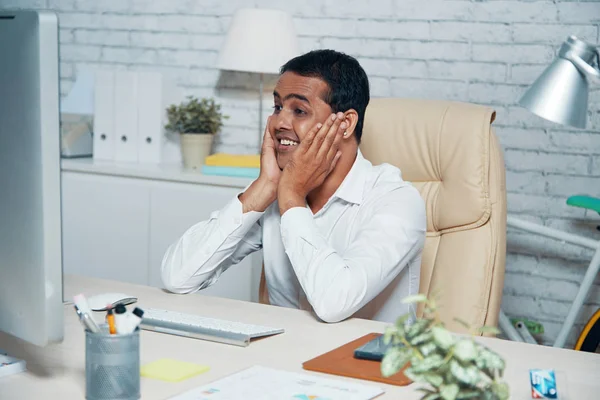 Verrast Volwassen Manager Zittend Aan Tafel Kijken Computer Monitor Met — Stockfoto