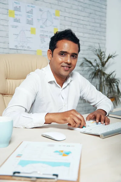 Portret Indyjskiego Dojrzałego Menadżera Siedzącego Przy Stole Komputerem Dokumentami Uśmiechając — Zdjęcie stockowe