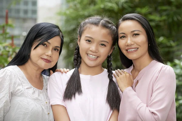 Portret Van Aziatische Familie Generatie Staande Buiten Glimlachend Camera — Stockfoto