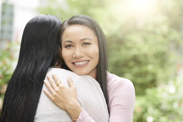 Retrato Mujer Feliz Asiática Abrazando Madre Mientras Están Pie Aire —  Fotos de Stock