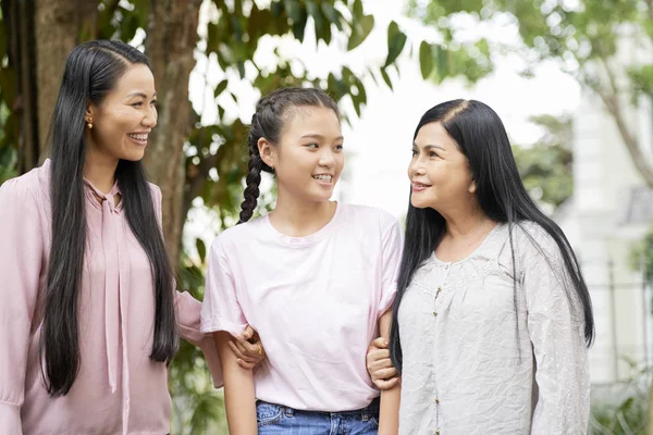 Asiática Familia Tres Pasar Tiempo Libre Juntos Aire Libre Caminando —  Fotos de Stock