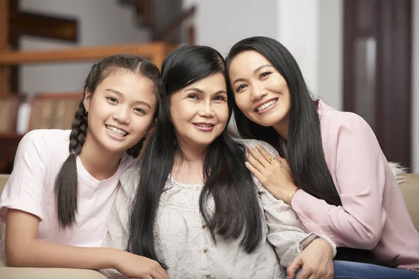 Asyalı Aile Neslinin Evde Birlikte Dinlendiği Kameraya Gülümseyen Portresi — Stok fotoğraf