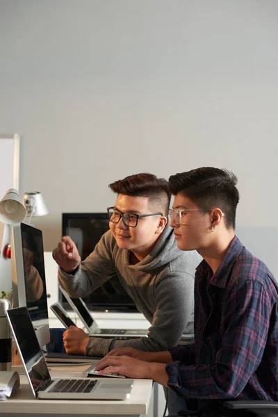 Vietnamesische Softwaretechnikstudenten Diskutieren Lösung Für Projekt Dem Sie Arbeiten — Stockfoto