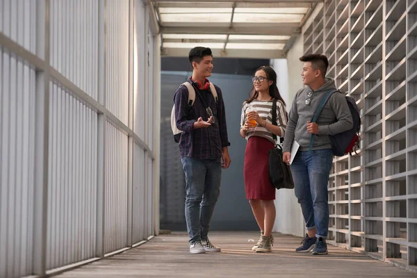 Glimlachende Aziatische Ingenieursstudenten Wandelen College Corridor Het Bespreken Van Nieuws — Stockfoto
